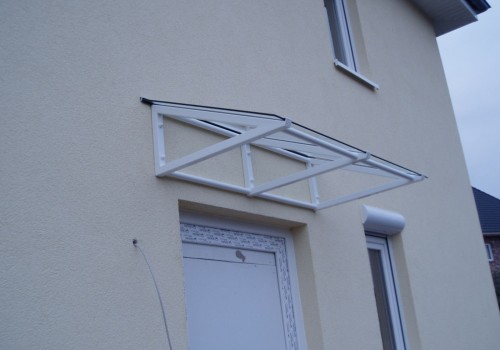 Modernes Vordach, Stahl verzinkt, weiß farbbeschichtet